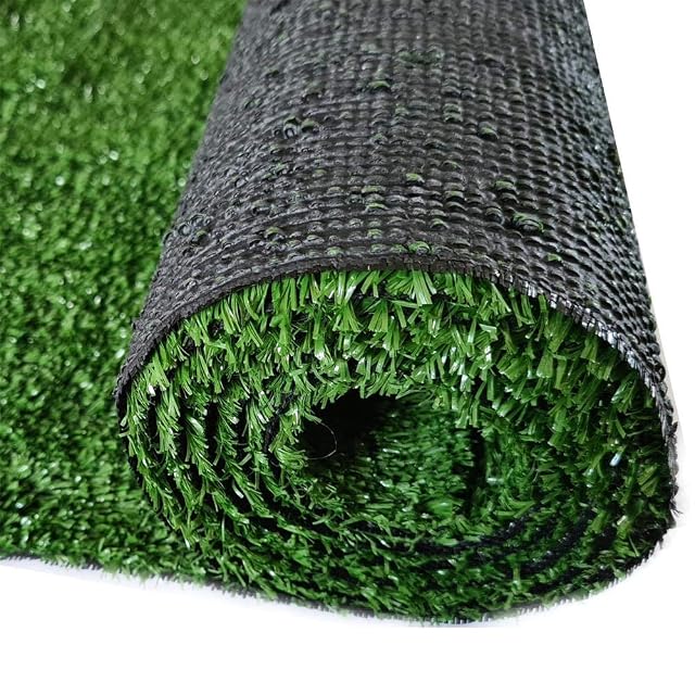 Rouleau de gazon synthétique vert de cinq mètres de long